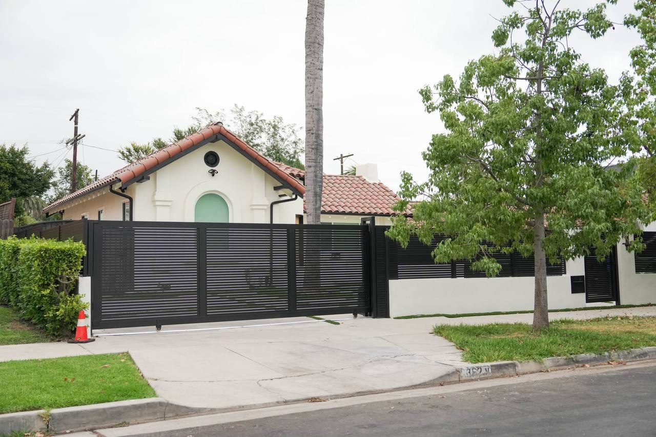Fence company in Los Angeles - Photo-1-2025-02-22-01-06-55